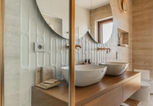 a bathroom with two sinks and a mirror at Casa Nizza D'Oro in Castelnuovo