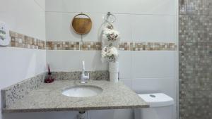 Imagen de la galería de Duplex em Itaúna 4min da Praia que ocorre o WSL, 1min da pista de skate do LS, pracinha com parque infantil, quadra de futebol, tudo isso a 1 min da duplex, perto do comércio, wi-fi super rápido, estacionamento gratuito, monitoramento 24hrs, en Saquarema