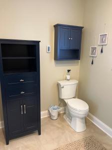 ein Badezimmer mit Toilette und blauem Schrank in der Unterkunft Arcadia Shores On The Cove in Easton