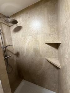 Koupelna v ubytování New apartment, close to highway, easy parking