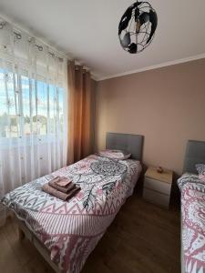 Postel nebo postele na pokoji v ubytování New apartment, close to highway, easy parking + 45 fotografií