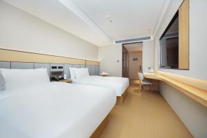 JI Hotel Shanghai Wujiaochang Changhai Hospital في شانغهاي: غرفة فندقية بسريرين ومكتب +34 صورة