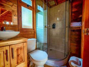 a bathroom with a toilet and a sink and a shower at Tacama, acogedoras cabañas cerca a termales in Paipa