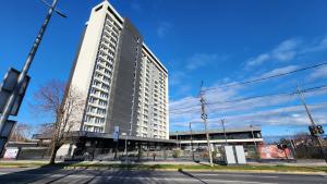 een hoog wit gebouw aan de kant van een straat bij Espectacular departamento 2D2B, súper ubicación, con estacionamiento in Los Ángeles
