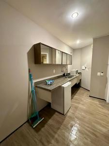 eine Küche mit einer Theke, einer Spüle und einem Kühlschrank in der Unterkunft 1155 golden 55m2 1 quarto frente mar avenida beira mar in Fortaleza