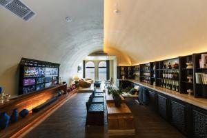 a large room with a library with couches and books at Shanheli Mediterranean Seaside Resort Homestay East Coast Branch in Ma Yu