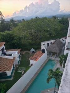eine Luftaufnahme einer Villa mit Swimmingpool in der Unterkunft Bucerias Beauty by sport park east side walk to beach in Bucerías