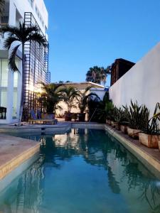 ein Schwimmbad vor einem Gebäude in der Unterkunft Bucerias Beauty by sport park east side walk to beach in Bucerías