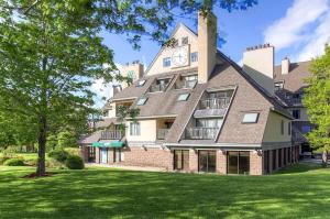 ein Gebäude mit einer Uhr an der Seite in der Unterkunft Mt Green 1-D09 in Killington Village