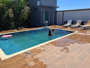 a person in a swimming pool in a house at Meu Refúgio in Boituva