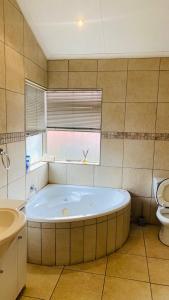 Koupelna v ubytování Peshi's Guest House