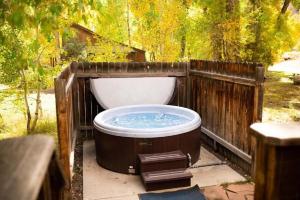 Zahrada ubytování Beautiful Secluded Cabin with a Hot Tub near Monarch Mountain in Colorado