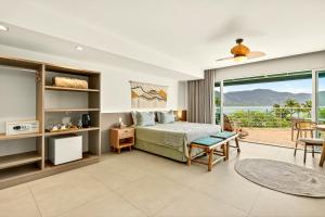 a bedroom with a bed and a balcony at Hotel Velas do Engenho in Ilhabela