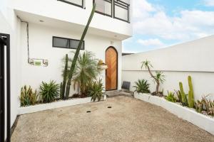 a house with a courtyard with plants at Chopik Villa in Dalung