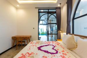 a room with a bed with a number on it at Chopik Villa in Dalung