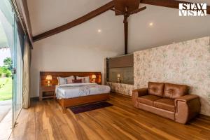 Postel nebo postele na pokoji v ubytování StayVista at Risacca - Amer Luxury cottages