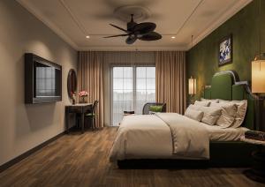 a bedroom with a bed and a ceiling fan at Dream Future Vang Vieng Hotel in Vang Vieng