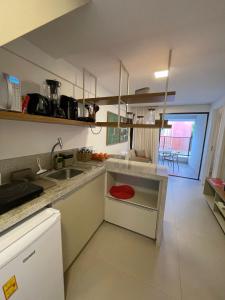 a kitchen with a sink and a counter top at Apartamento à beira-mar em São Miguel do Gostoso in São Miguel do Gostoso