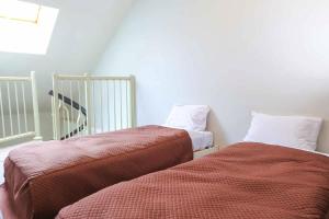 two beds sitting next to each other in a room at コンドミニアム白馬五竜 in Hakuba