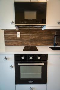 Kuchyň nebo kuchyňský kout v ubytování Lovely Apartment with 24h security - walking distance to beach, downtown, shops and restaurants