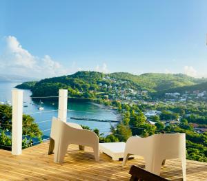 莱特鲁瓦西莱L'amour à la plage...vue mer exceptionnelle !的阳台上配有两把椅子，可欣赏水景
