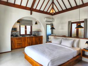 Una cama o camas en una habitación de NEW Mawar Merah Heavenly Studio, Selong Belanak