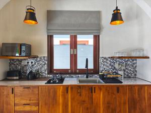 Una cocina o cocineta en NEW Mawar Merah Heavenly Studio, Selong Belanak