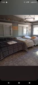 En eller flere senge i et værelse på Cabaña Paraíso Rural