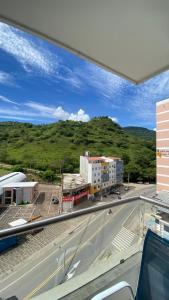 Blick auf die Stadt vom Balkon eines Gebäudes in der Unterkunft Apartamento en San Gil, in San Gil