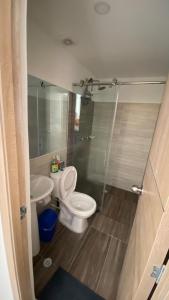 ein Badezimmer mit Toilette und Waschbecken in der Unterkunft Apartamento en San Gil, in San Gil