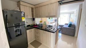 eine Küche mit Kühlschrank und Arbeitsplatte in der Unterkunft Apartamento en San Gil, in San Gil