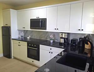 Kuchyň nebo kuchyňský kout v ubytování Lovely Apartment with 24h security - walking distance to beach, downtown, shops and restaurants + 2 fotografie