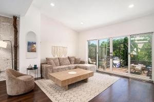 Posezení v ubytování Love Mi Getaway Downtown Loft Deck Rooftop Views 110