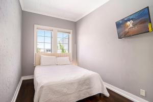 Postel nebo postele na pokoji v ubytování Love Mi Getaway Downtown Loft Deck Rooftop Views 110 + 35 fotografií