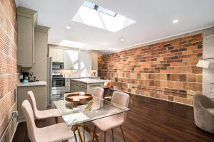 Kuchyň nebo kuchyňský kout v ubytování Love Mi Getaway Downtown Loft Deck Rooftop Views 110