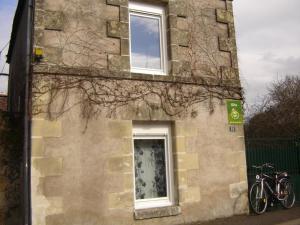 ein Gebäude mit zwei Fahrrädern, die draußen geparkt sind in der Unterkunft Gîte de charme en Touraine avec jardin privatif - FR-1-381-436 in Montlouis-sur-Loire