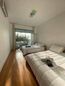 um quarto com três camas e uma janela grande em Pearl Of Eden Island em Bouznika mais 33 fotografias