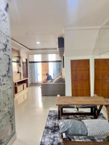 una sala de estar con una mesa y un sofá en Casa aconchegante, en Río de Janeiro