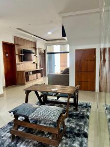 Una sala de estar con una mesa de madera y un sofá. en Casa aconchegante, en Río de Janeiro