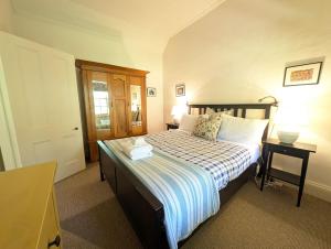 ein Schlafzimmer mit einem Bett mit einer blau-weißen Decke in der Unterkunft Redruth - 2 bedroom cottage situated in wandiligong in Wandiligong