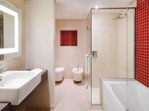 Koupelna v ubytování Novotel Dubai Al Barsha