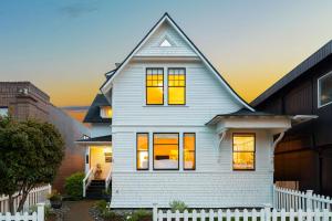 ein weißes Haus mit einem weißen Zaun davor in der Unterkunft Home & Carriage House Views Dogs Welcome BBQ in Edmonds + 41 Fotos