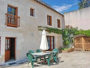 a table and chairs with an umbrella in front of a building at Authentique Maison de Vigneron XIXe au Coeur du Val de Loire, 4 Chambres, Parking, Jardin - FR-1-381-126 in Cangey