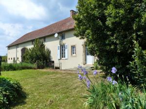 a white house with flowers in front of it at Charmante maison de campagne, animaux acceptés, Wi-Fi - FR-1-489-272 in Montvicq