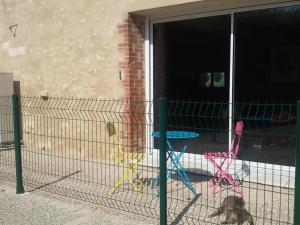 a group of colorful birds in a cage at Gîte de charme, piscine chauffée, animaux acceptés - FR-1-491-355 in Averdon