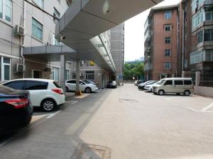 un montón de autos estacionados en un estacionamiento en Jinjiang Inn Jiaozuo Jianshe Road, en Jiaozuo