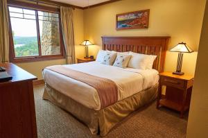 a bedroom with a large bed and a window at Hilton Grand Vacations Club Long Creek Ridgedale in Ridgedale +50 photos