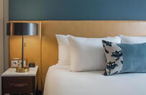 Ένα ή περισσότερα κρεβάτια σε δωμάτιο στο Hotel Theodore Seattle Downtown, Tapestry by Hilton