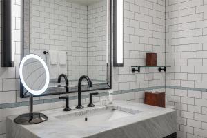 Ένα μπάνιο στο Hotel Theodore Seattle Downtown, Tapestry by Hilton +78 φωτογραφίες