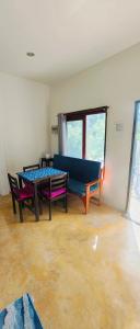 a living room with a couch and a table at Secret Thai Peace No1 in Thongsala